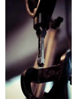 HOLZPROFI - KTPM Kit De Transformation Perceuse à Colonne En Mortaiseuse à Bédane Carré -Outils Maison Magasin HOLZPROFI KTPM Kit de transformation perceuse a colonne 1